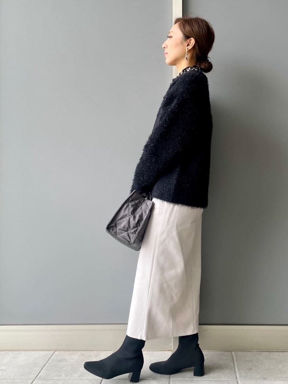 ブラック系のカーディガン/ボレロ、ホワイト系のシャツ/ブラウス、グレー系のトートバッグを着用したレディースの秋コーディネートの3枚目の写真