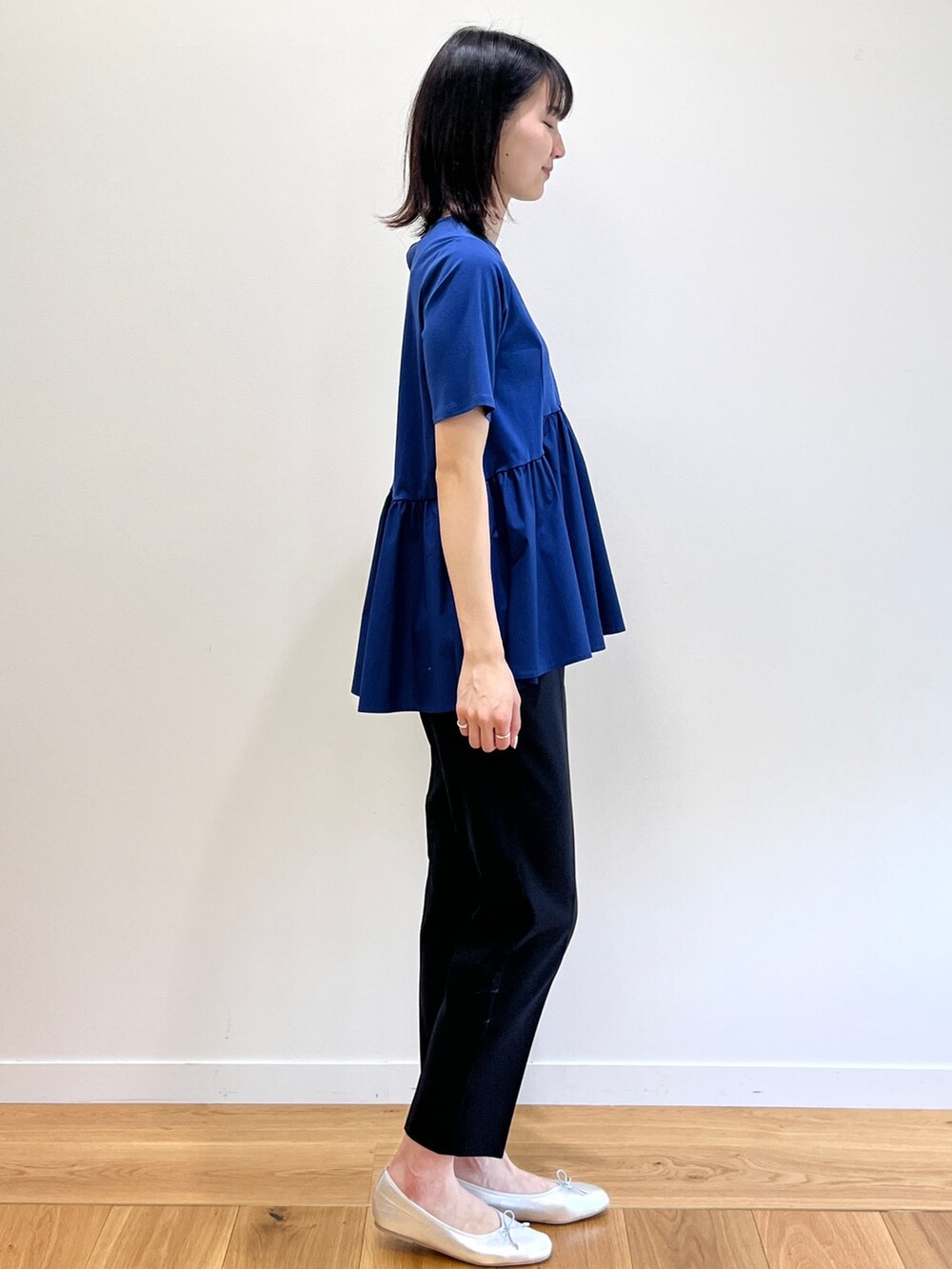 ブルー系のTシャツ/カットソー、ブルー系のその他パンツ、シルバー系のその他シューズを着用したレディースの春コーディネートの2枚目の写真