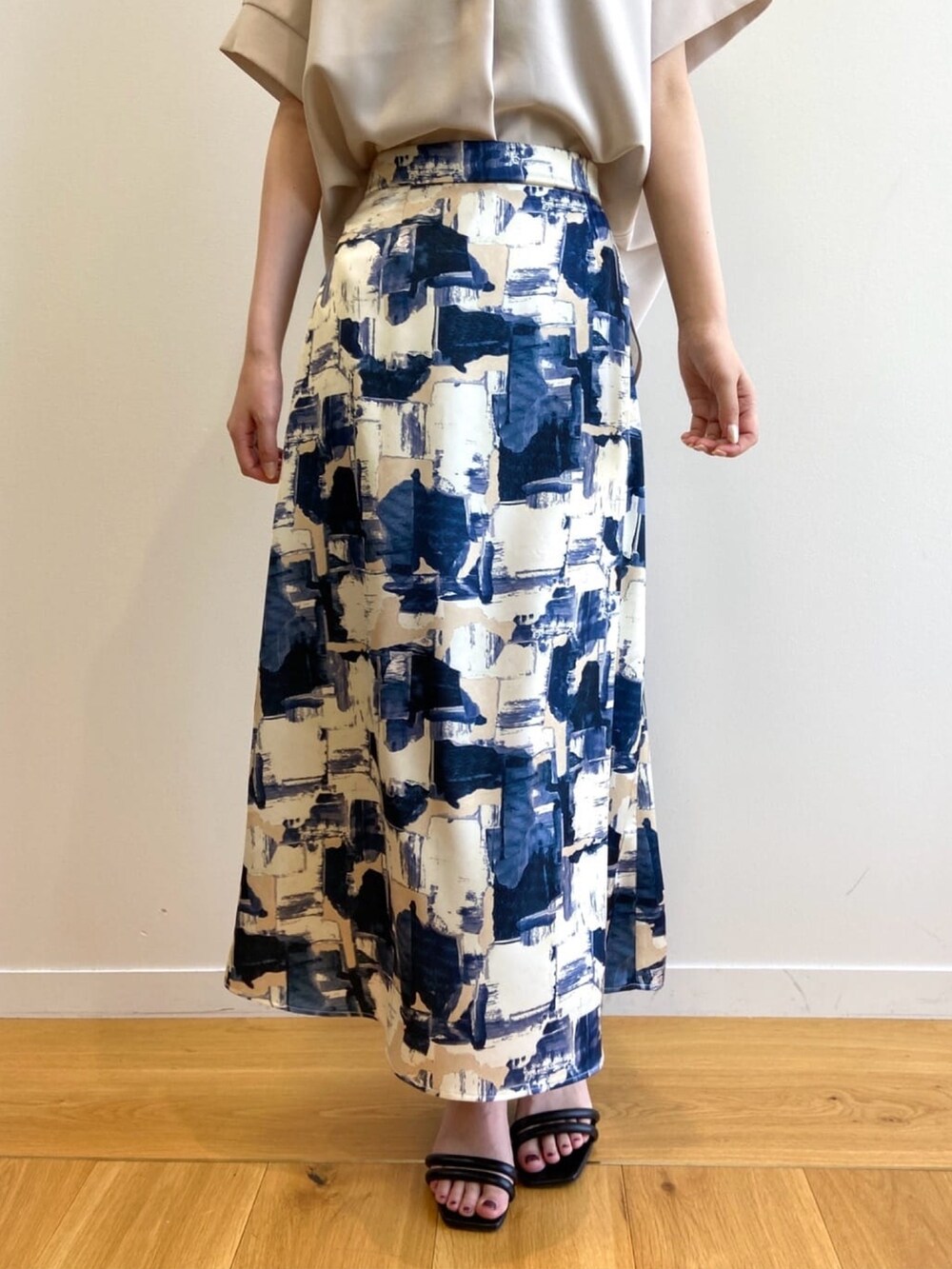 ベージュ系のシャツ/ブラウス、ブルー系のスカート、ブラック系のサンダルを着用したレディースの夏コーディネートの8枚目の写真