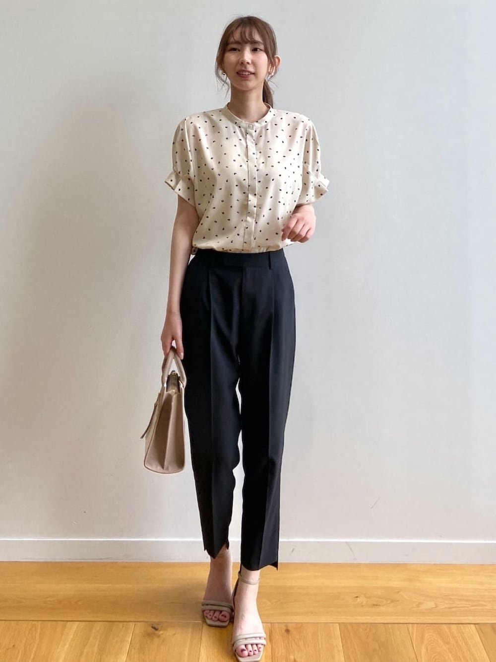 ベージュ系のシャツ/ブラウス、ブラック系のその他パンツ、ベージュ系のハンドバッグを着用したレディースの夏コーディネートの2枚目の写真