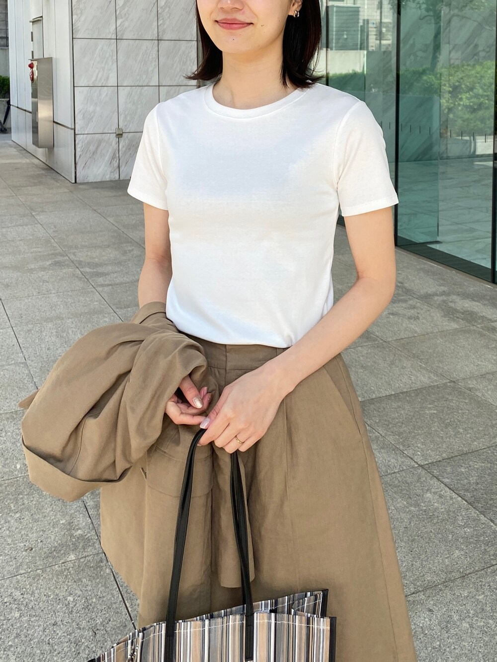 ブラウン系のその他パンツ、ホワイト系のTシャツ/カットソー、ブラウン系のテーラードジャケットを着用したレディースの春コーディネートの7枚目の写真