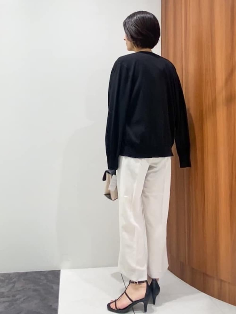 ブラック系のカーディガン/ボレロ、グレー系のその他パンツ、ブラック系のニット/セーターを着用したレディースの春コーディネートの2枚目の写真