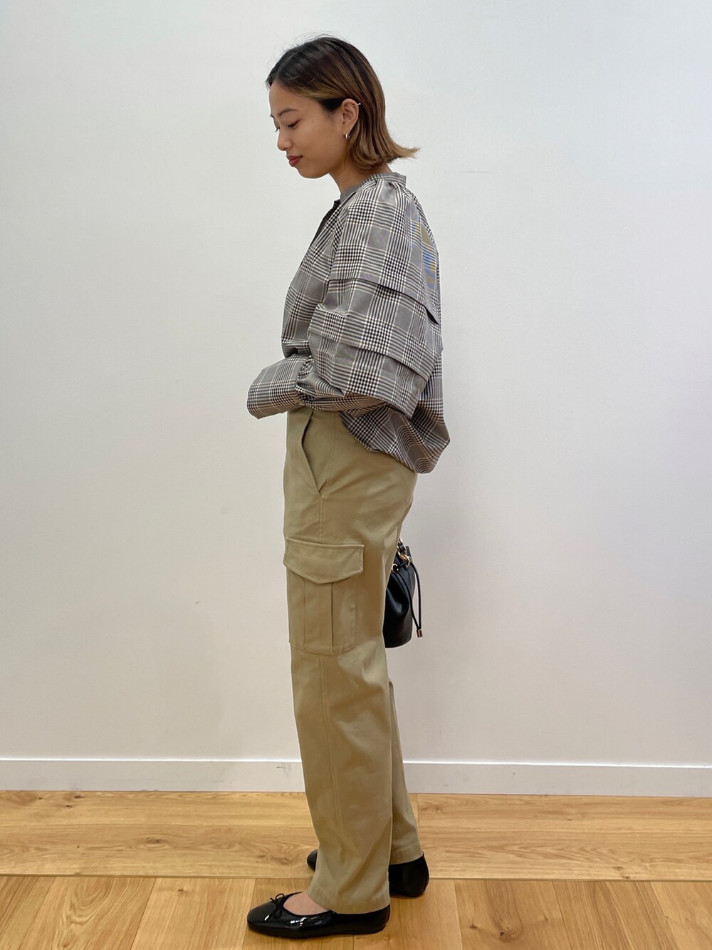 ブラウン系のシャツ/ブラウス、ベージュ系のその他パンツ、ブラック系のその他シューズを着用したレディースの夏コーディネートの2枚目の写真