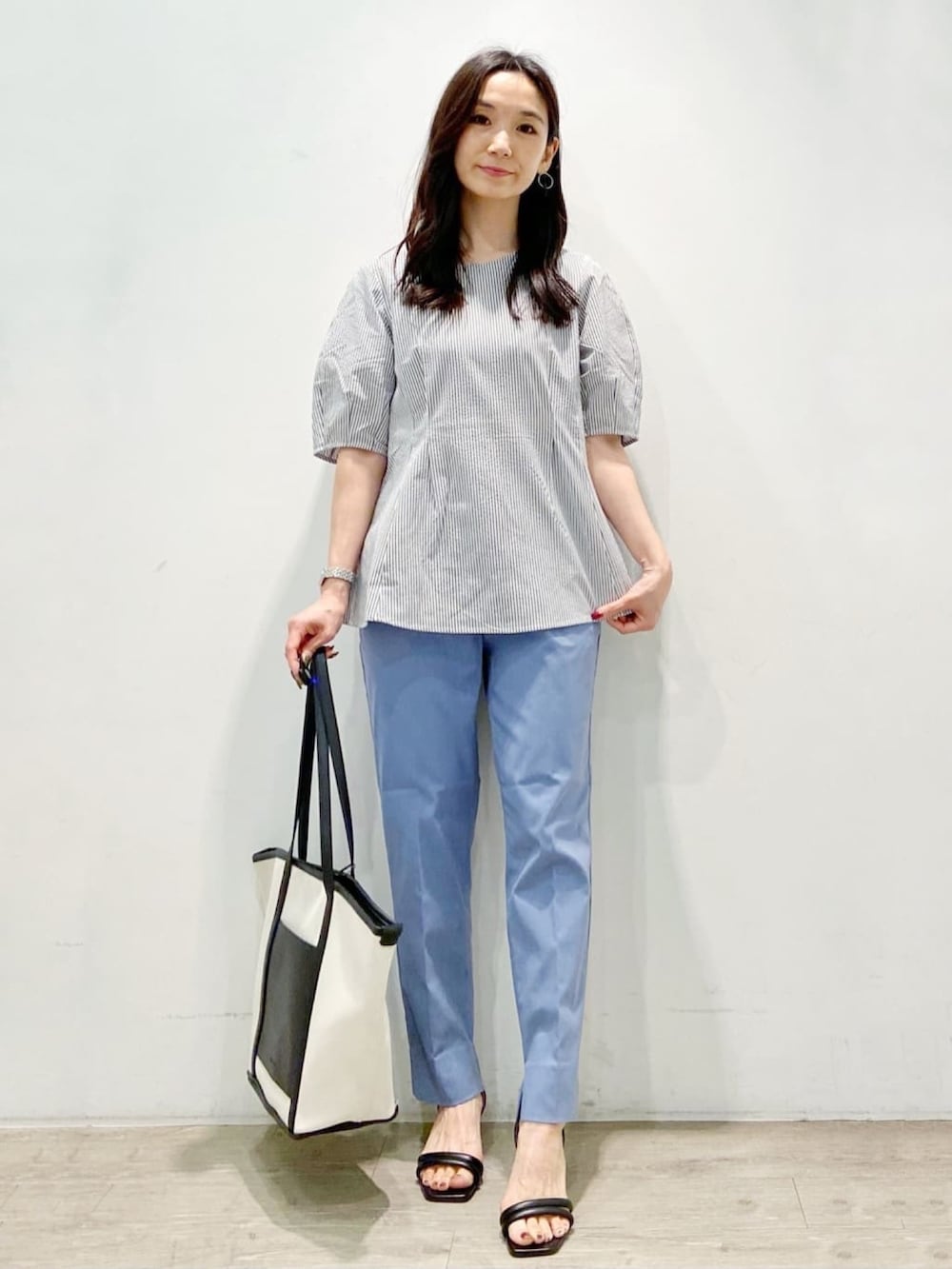 ホワイト系のシャツ/ブラウス、ブルー系のその他パンツ、ブラック系のサンダルを着用したレディースの夏コーディネートの2枚目の写真