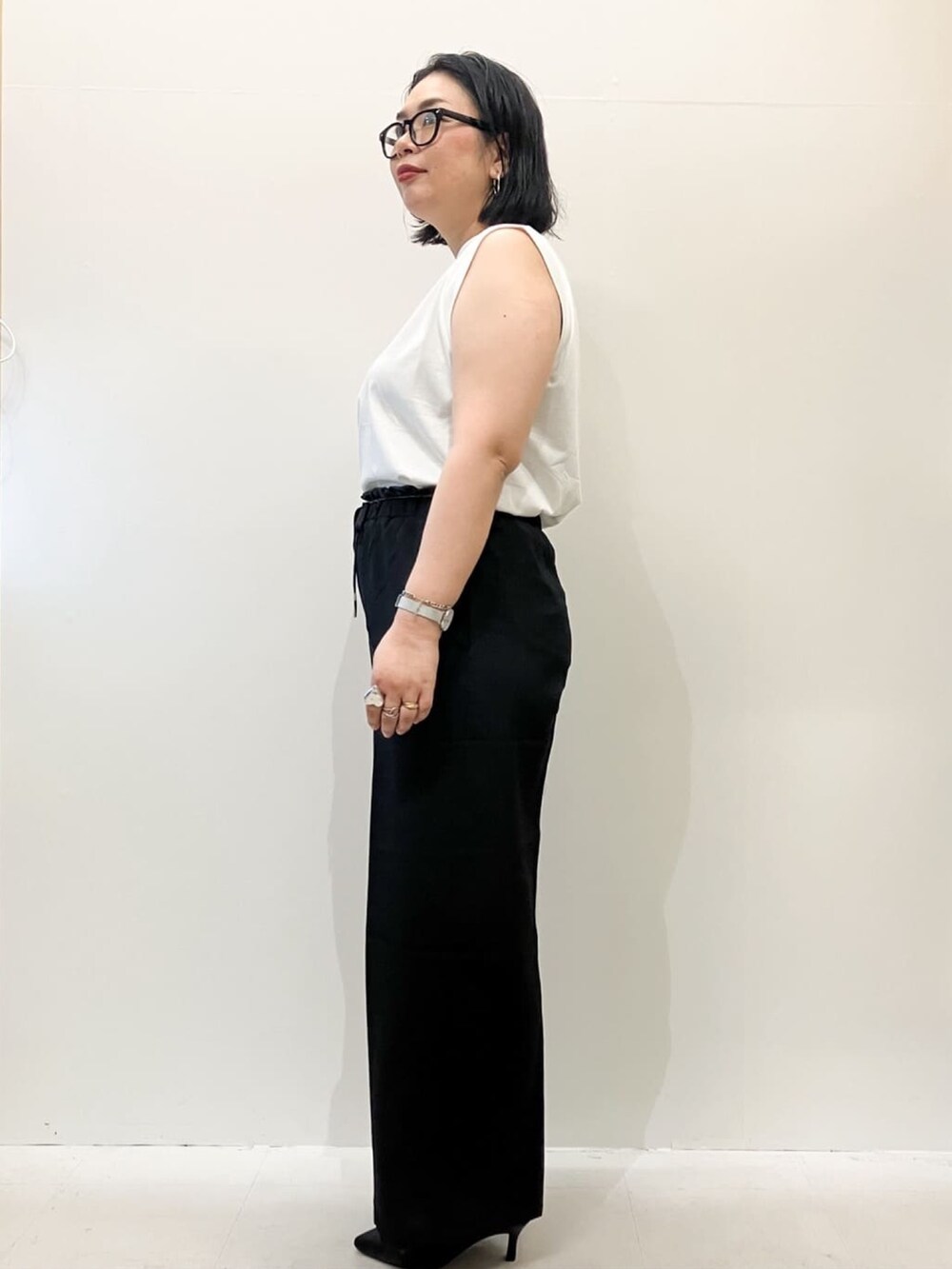 ホワイト系のTシャツ/カットソー、ブラック系のベスト、ブラック系のその他パンツを着用したレディースの夏コーディネートの7枚目の写真