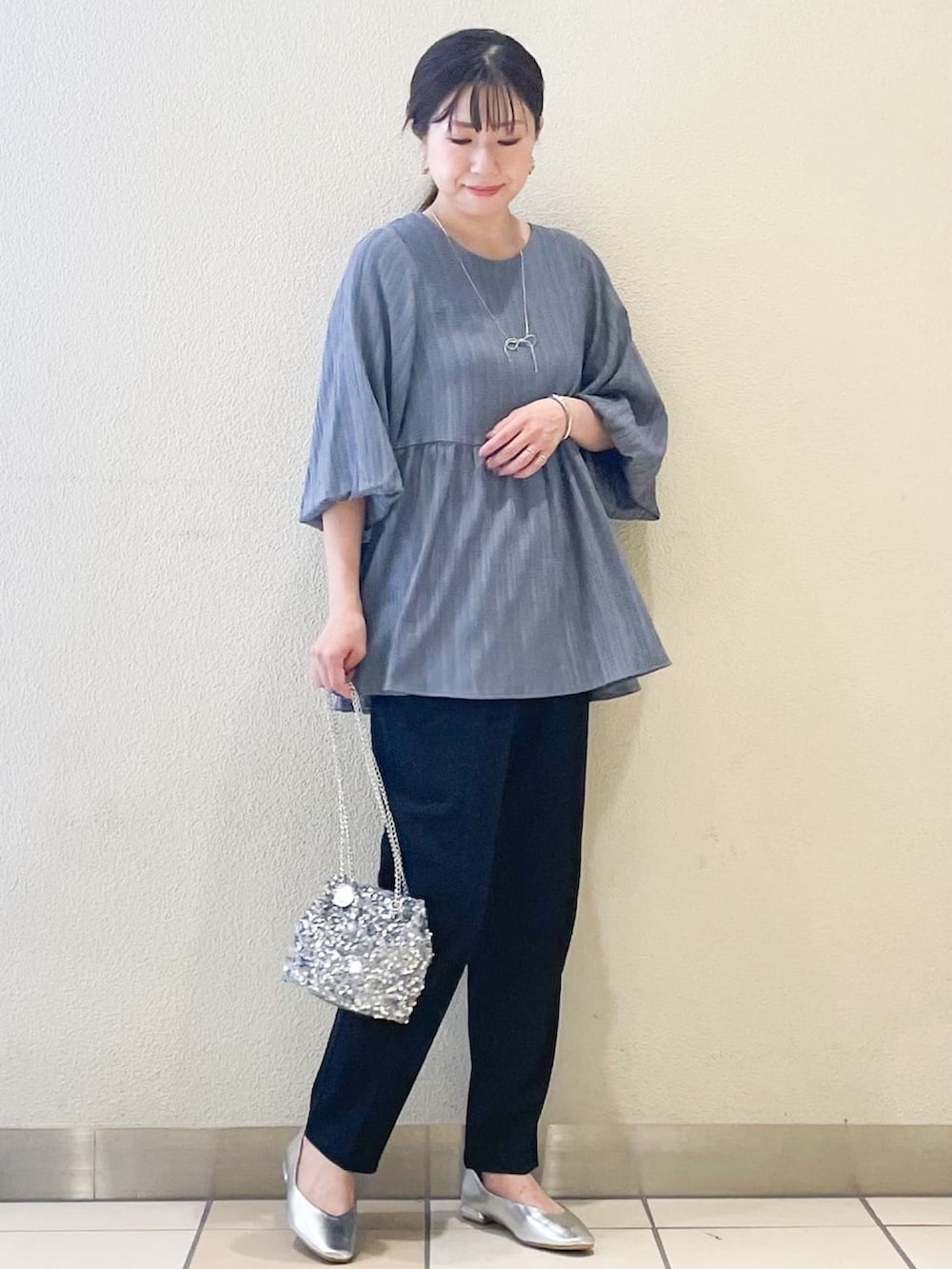 グレー系のショルダーバッグ、ブルー系のシャツ/ブラウス、ブラック系のその他パンツを着用したレディースの夏コーディネートの2枚目の写真