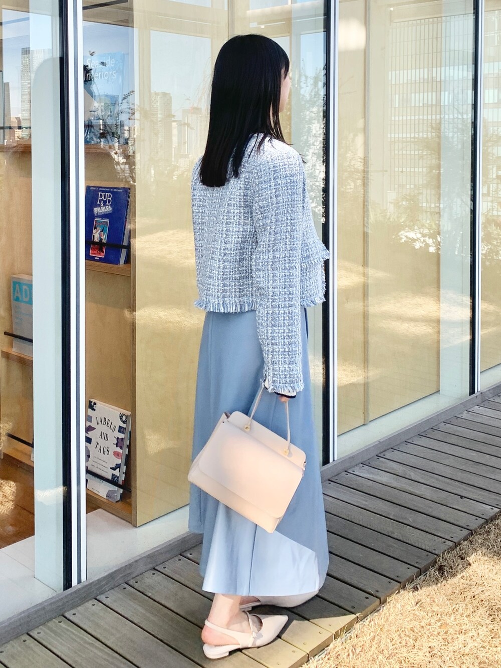 「春服デビュー宣言、ジャケット、きれいめカジュアル、パステル映える春、春服みてみて、ツイードジャケット、ブルー、ブルーコーデ、春カラー、春コーデ、春アウター、ジャケットスタイル、レザースカート、OPAQUE.CLIP、オペークドットクリップ」｜「OPAQUE.CLIPのフェイクレザーフレアスカート【リボンサッシュ付き】（スカート、ブルー系）」を使った、OPAQUE.CLIPスタッフさん（レディース・158cm）の春コーディネートの2枚目の写真