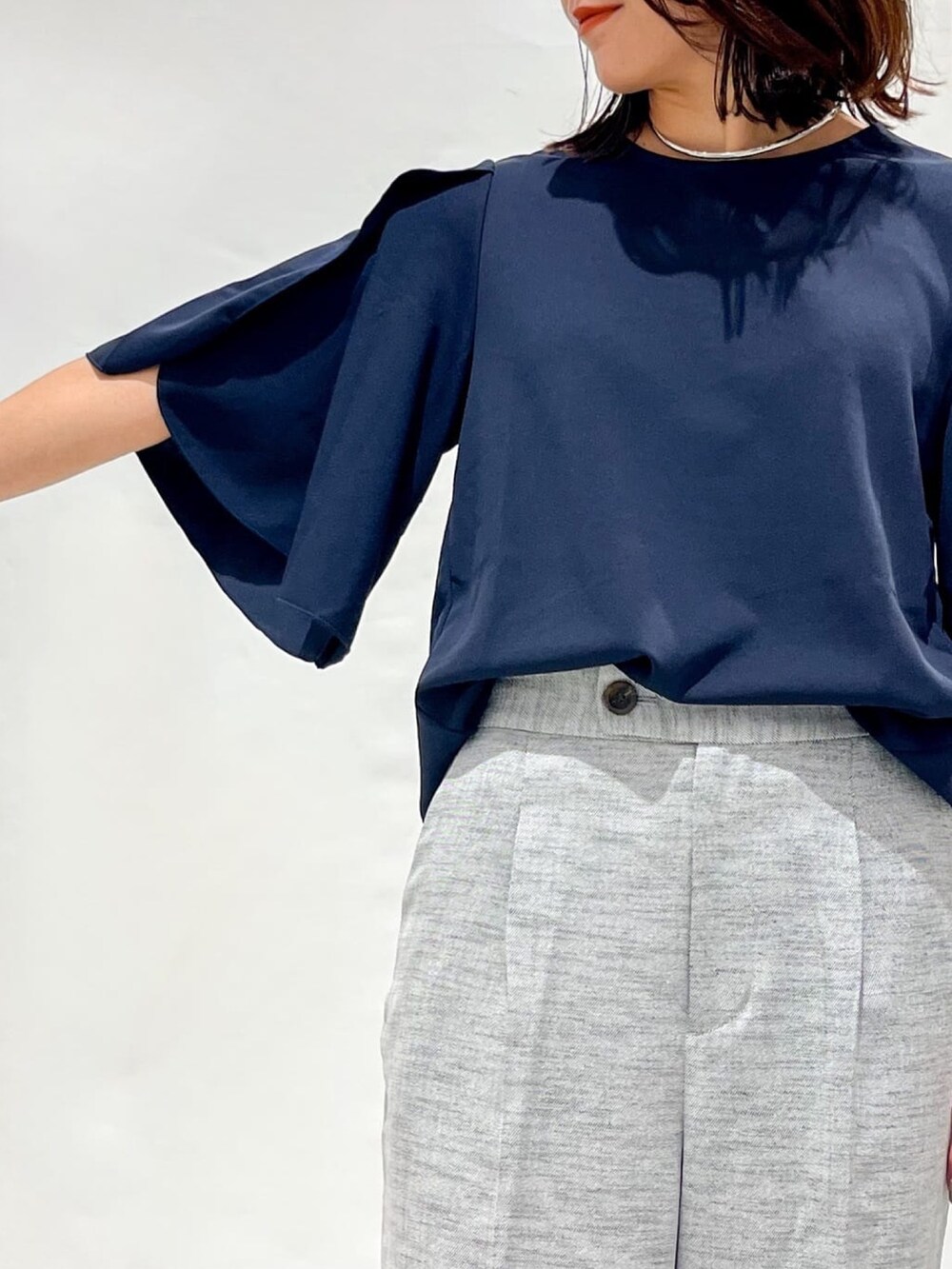 ブラック系のその他パンツ、ブラック系のパンプス、シルバー系のトートバッグを着用したレディースの夏コーディネートの7枚目の写真