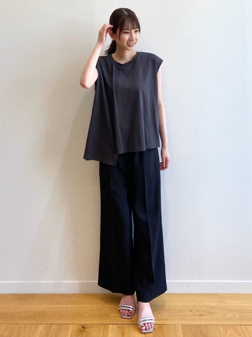 グレー系のTシャツ/カットソー、ブラック系のその他パンツ、シルバー系のサンダルを着用したレディースの夏コーディネートの2枚目の写真