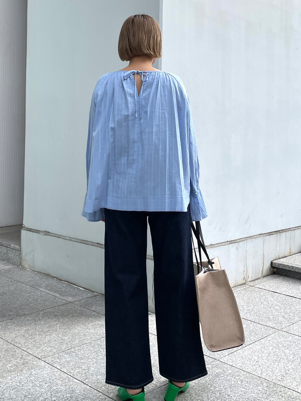 ブルー系のシャツ/ブラウス、ブルー系のその他パンツ、ブラック系のトートバッグを着用したレディースの春コーディネートの2枚目の写真