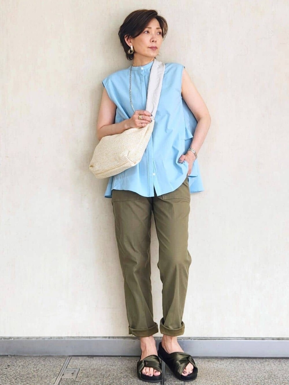 ブラック系のタンクトップ、ブルー系のシャツ/ブラウス、ベージュ系のショルダーバッグを着用したレディースの夏コーディネートの4枚目の写真