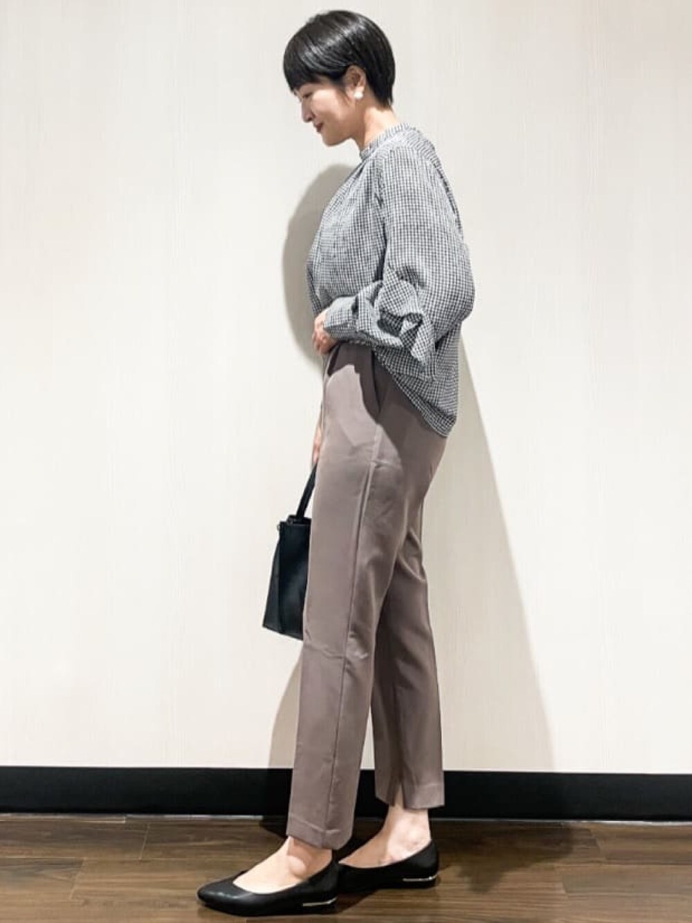 ブラック系のシャツ/ブラウス、ブラウン系のその他パンツ、ブラック系のトートバッグを着用したレディースの夏コーディネートの2枚目の写真