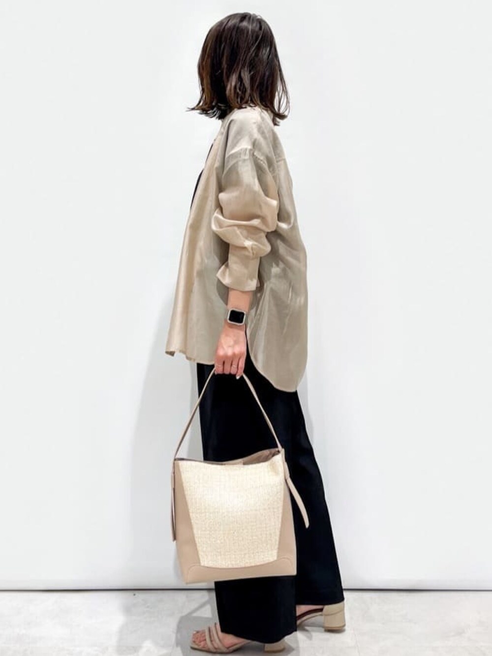 ベージュ系のシャツ/ブラウス、ブラック系のシャツ/ブラウス、ブラック系のその他パンツを着用したレディースの春コーディネートの4枚目の写真