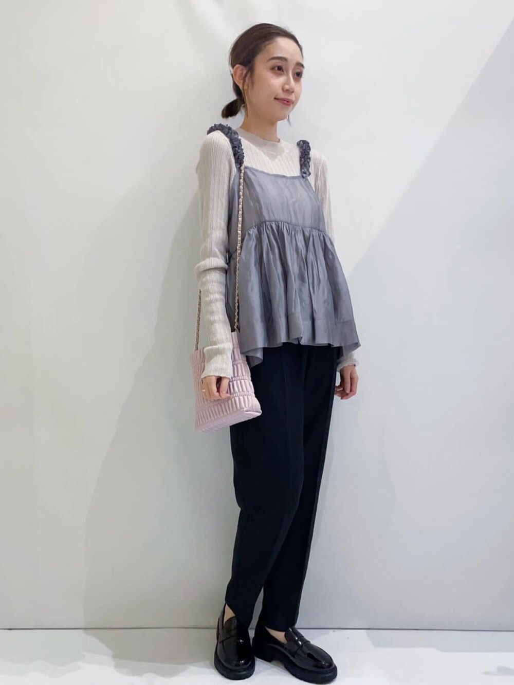 ブラック系のその他パンツ、ブラック系のパンプス、グレー系のタンクトップを着用したレディースの冬コーディネートの2枚目の写真