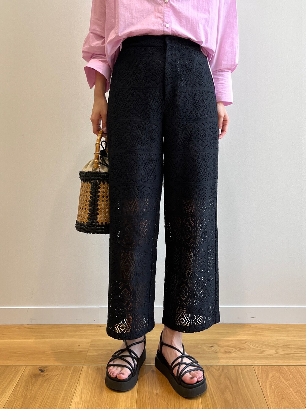 ピンク系のシャツ/ブラウス、ブラック系のサンダル、ブラック系のトートバッグを着用したレディースの夏コーディネートの5枚目の写真