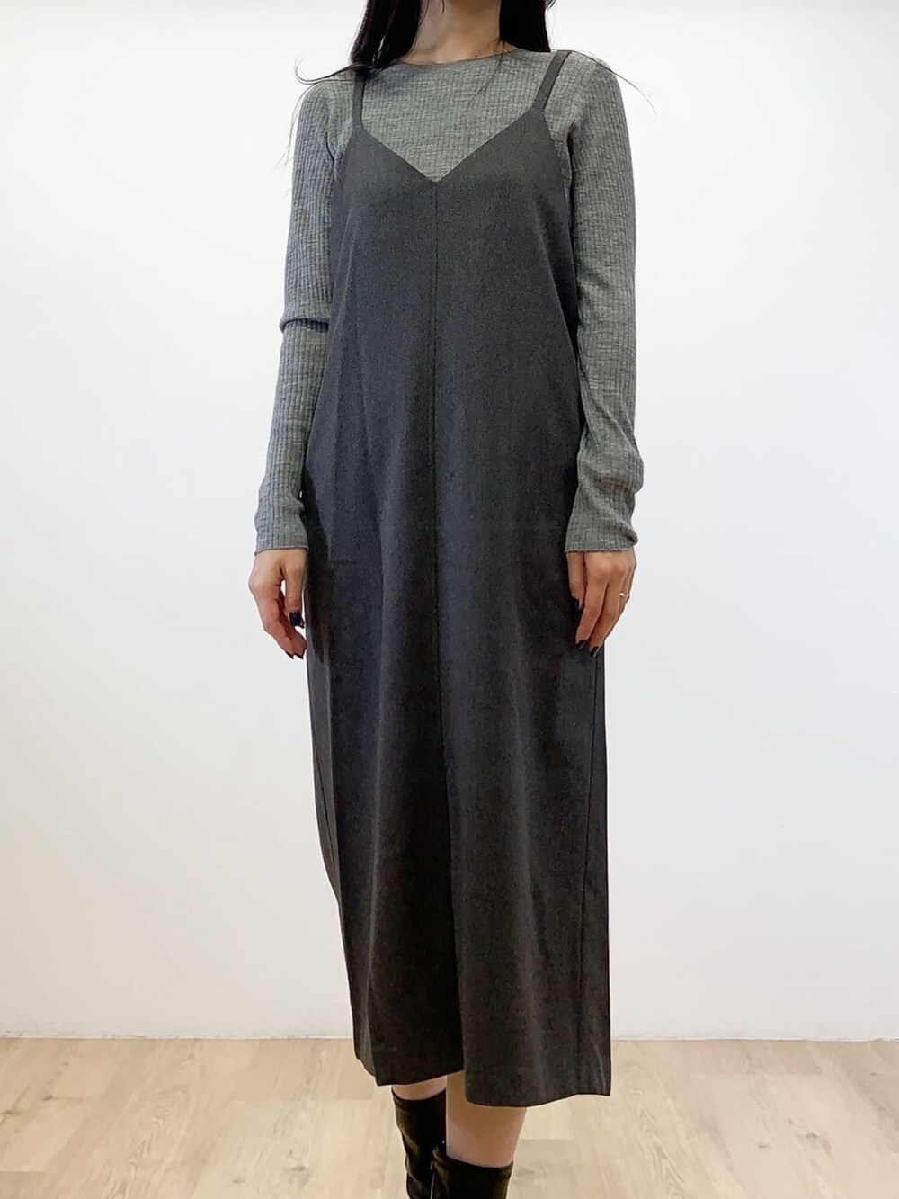 グレー系のワンピース、グレー系のニット/セーター、ブラック系のブーツを着用したレディースの秋コーディネートの4枚目の写真