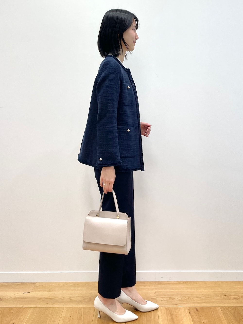 ホワイト系のシャツ/ブラウス、ブルー系のノーカラージャケット、ブルー系のその他パンツを着用したレディースの冬コーディネートの2枚目の写真