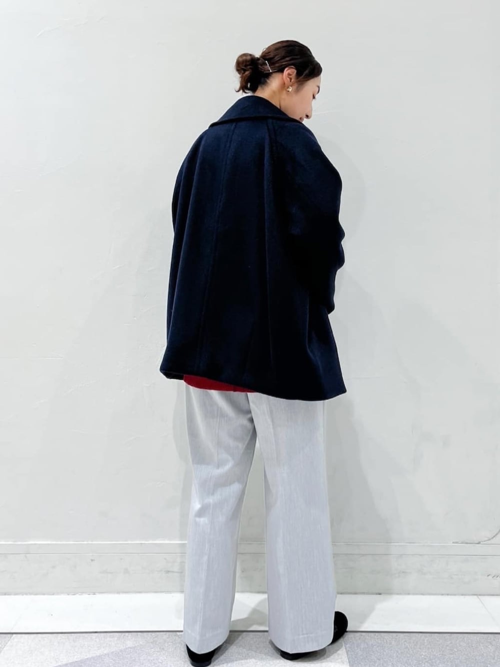 ブルー系のピーコート、レッド系のニット/セーター、グレー系のその他パンツを着用したレディースの秋コーディネートの4枚目の写真