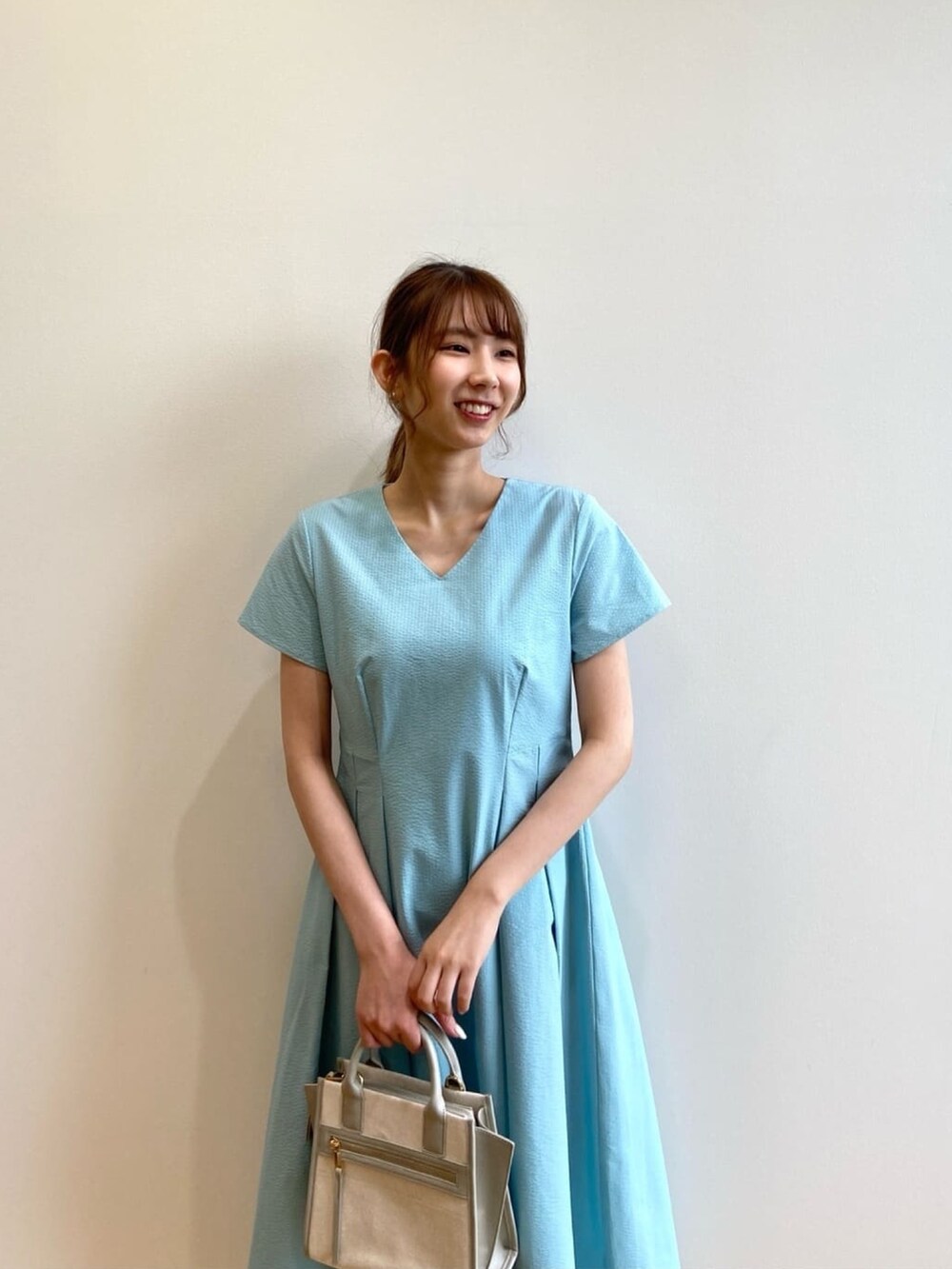 ブルー系のワンピース、シルバー系のサンダル、グレー系のハンドバッグを着用したレディースの夏コーディネートの8枚目の写真