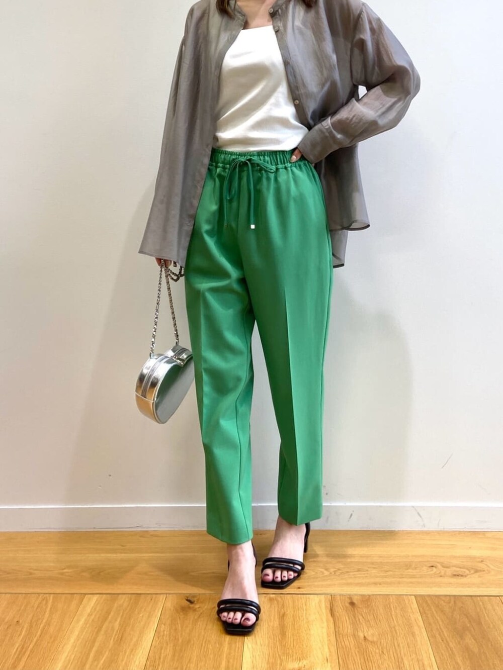 グレー系のシャツ/ブラウス、ホワイト系のタンクトップ、シルバー系のショルダーバッグを着用したレディースの春コーディネートの8枚目の写真