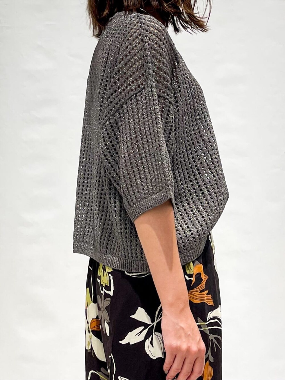 シルバー系のニット/セーター、ブラウン系のその他パンツ、ブラック系のショルダーバッグを着用したレディースの夏コーディネートの8枚目の写真