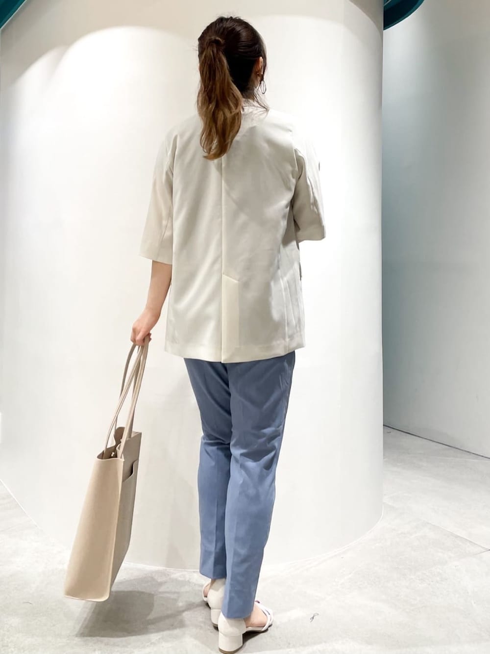 ブルー系のその他パンツ、ベージュ系のトートバッグ、ベージュ系のノーカラージャケットを着用したレディースの夏コーディネートの6枚目の写真