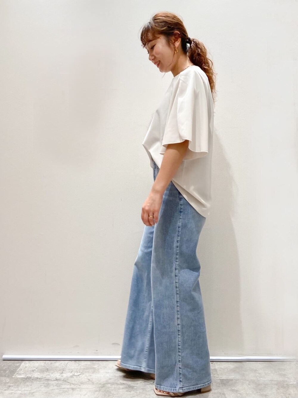 ブルー系のその他パンツ、ベージュ系のサンダル、ホワイト系のTシャツ/カットソーを着用したレディースの夏コーディネートの2枚目の写真