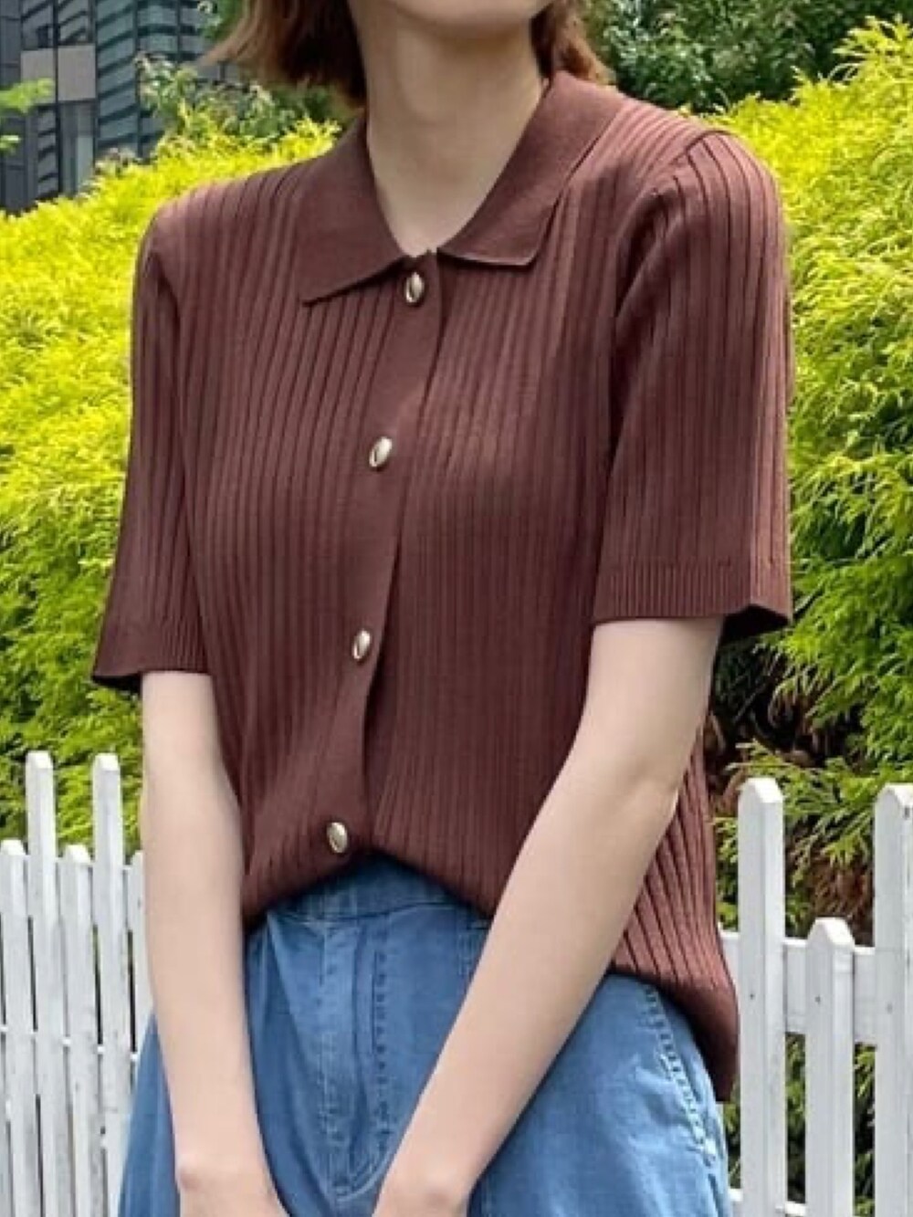 ブラウン系のニット/セーター、ブルー系のデニムパンツ、シルバー系のトートバッグを着用したレディースの春コーディネートの9枚目の写真