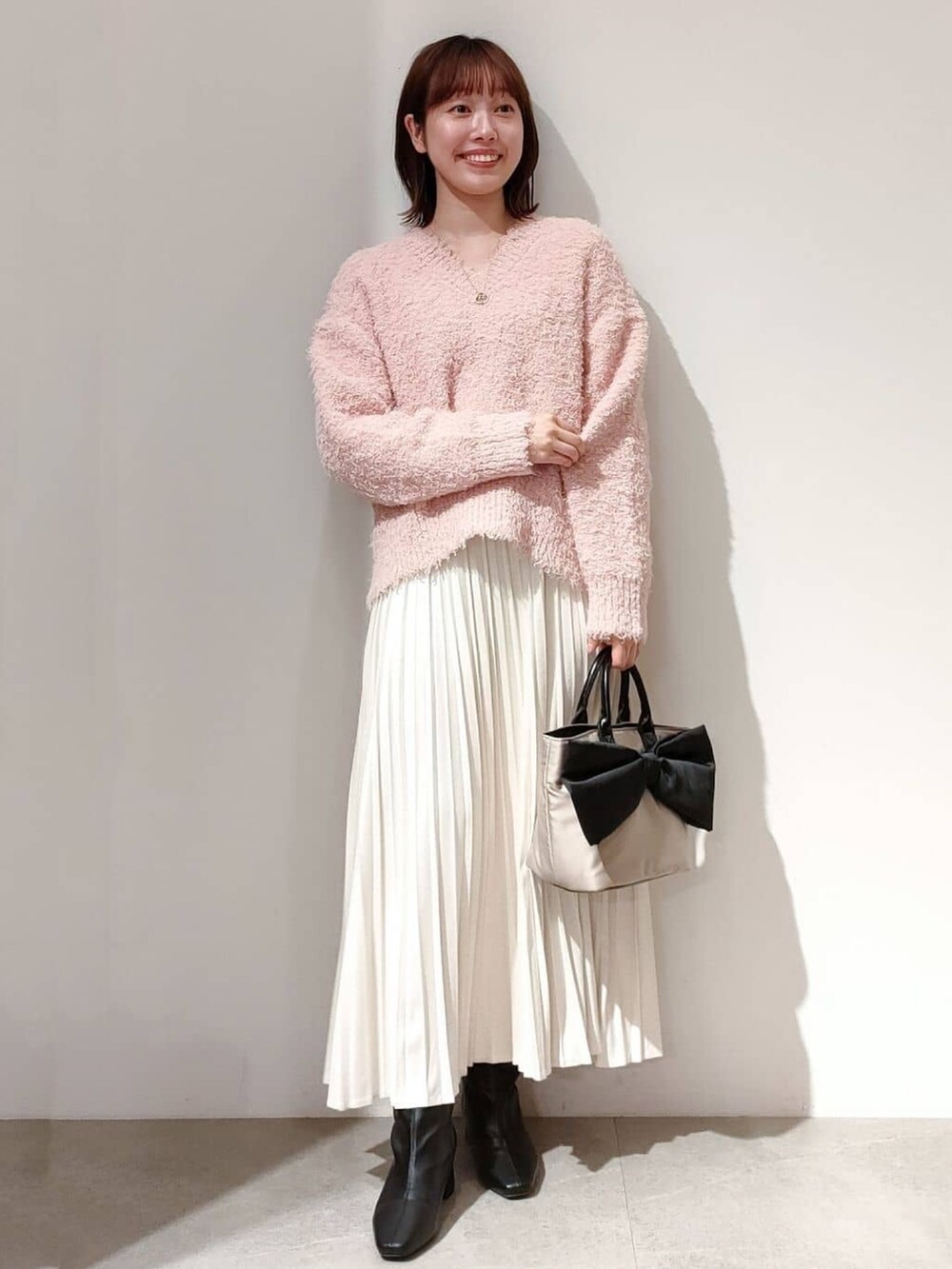 「冬アウター、プチプラ、ニット、お出かけコーデ、プリーツスカート、OPAQUE.CLIP、オペークドットクリップ、大人可愛い、淡色コーデ、冬コーデ、ロングスカート、ロングコート」｜「OPAQUE.CLIPの《S-LLsize》ウールライク メルトンノーカラーロングコート（ノーカラーコート、ベージュ系）」を使った、OPAQUE.CLIPスタッフさん（レディース・157cm）の冬コーディネートの4枚目の写真