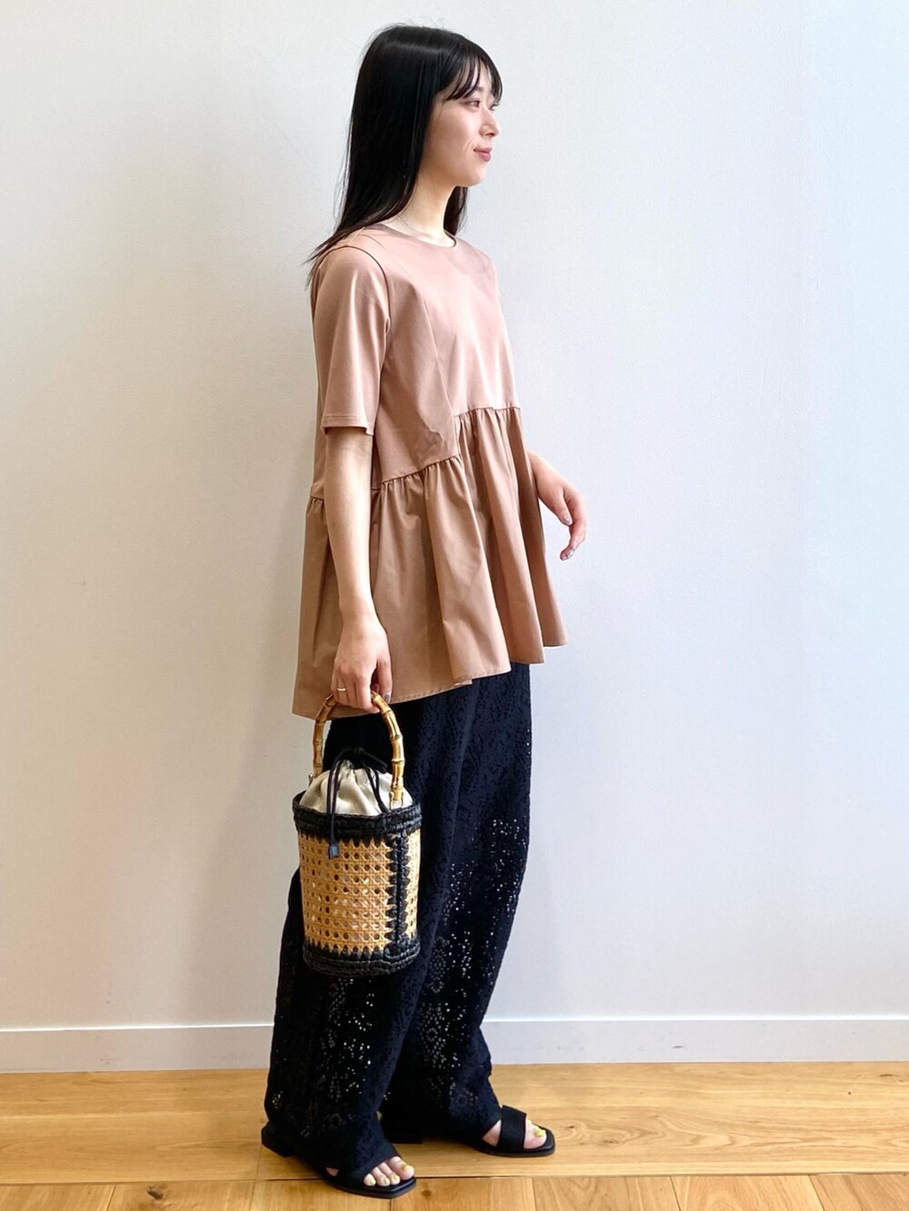 ブラウン系のTシャツ/カットソー、ブラック系のその他パンツ、ブラック系のトートバッグを着用したレディースの春コーディネートの2枚目の写真