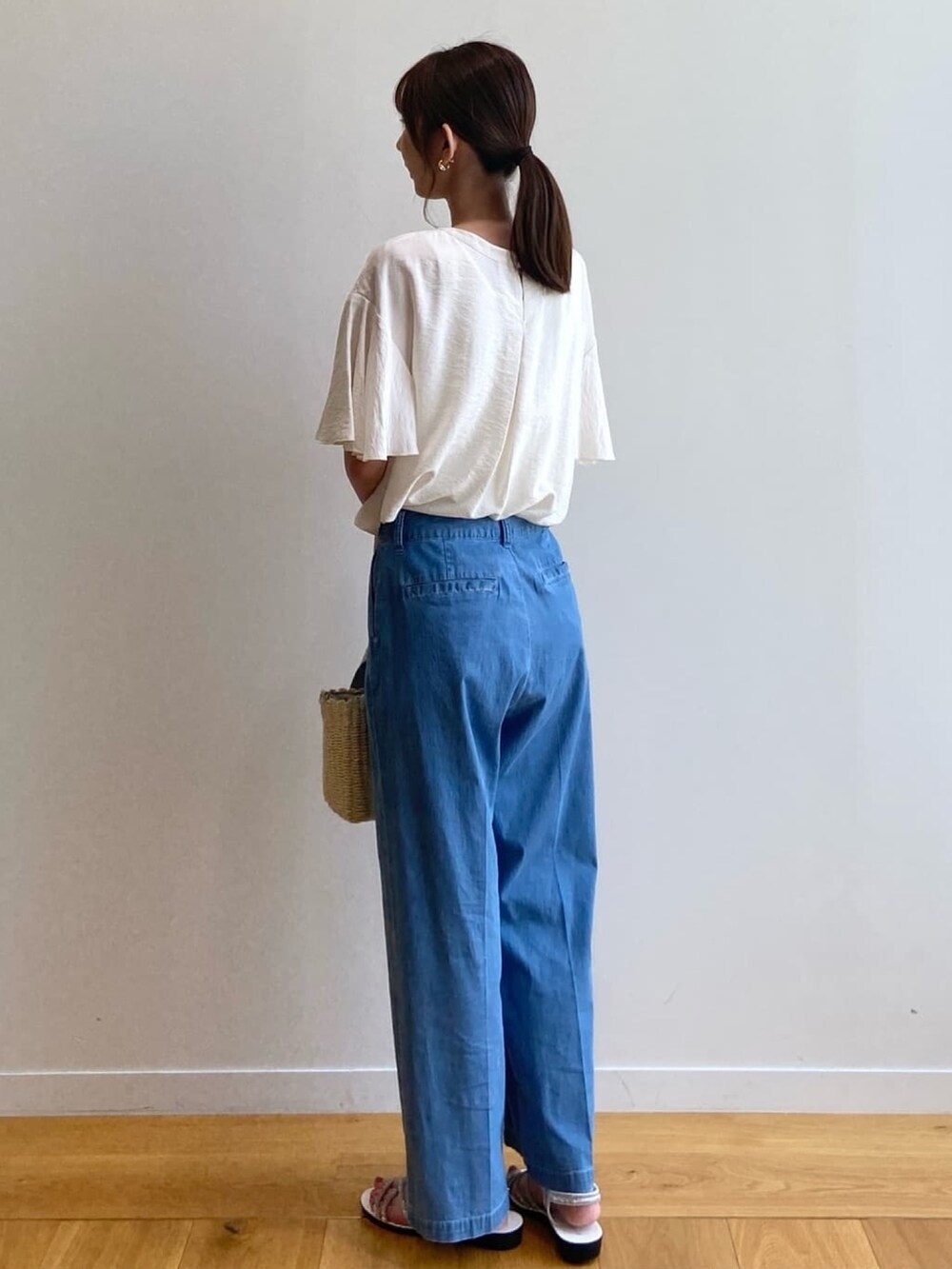 ホワイト系のシャツ/ブラウス、ブルー系のデニムパンツ、シルバー系のショルダーバッグを着用したレディースの夏コーディネートの4枚目の写真