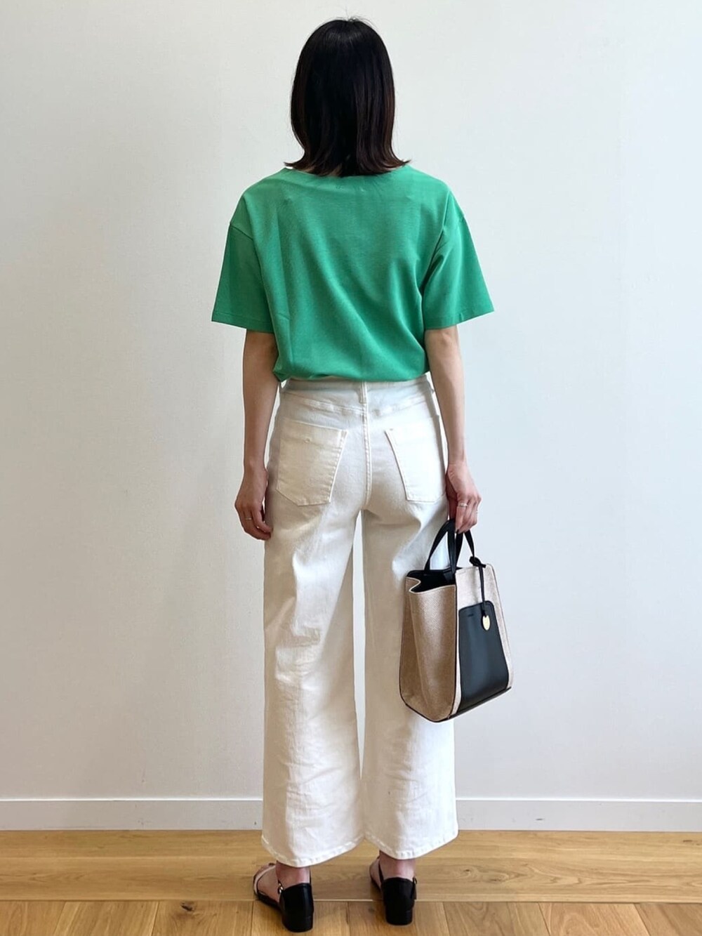 グリーン系のTシャツ/カットソー、ホワイト系のデニムパンツ、ブラック系のサンダルを着用したレディースの夏コーディネートの3枚目の写真