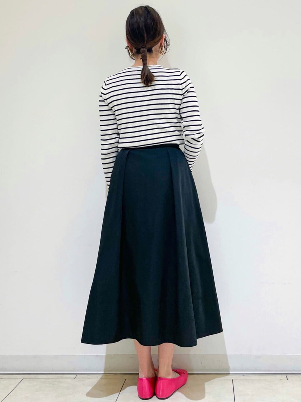 ベージュ系のニット/セーター、ブラック系のスカート、ピンク系のその他シューズを着用したレディースの冬コーディネートの3枚目の写真