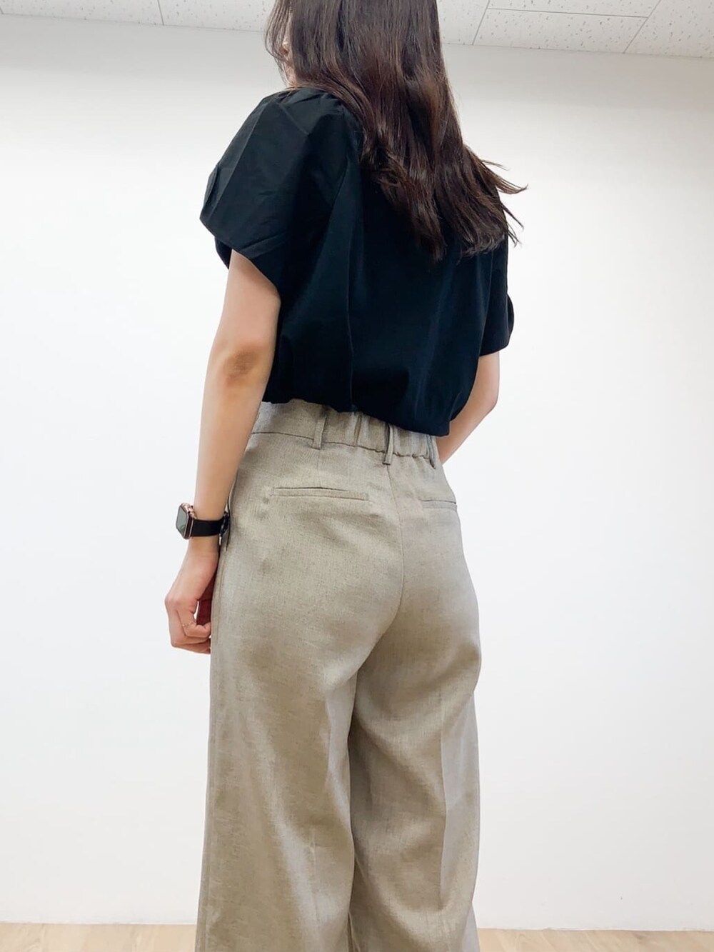 ブラック系のTシャツ/カットソー、ベージュ系のその他パンツ、シルバー系のサンダルを着用したレディースの春コーディネートの5枚目の写真