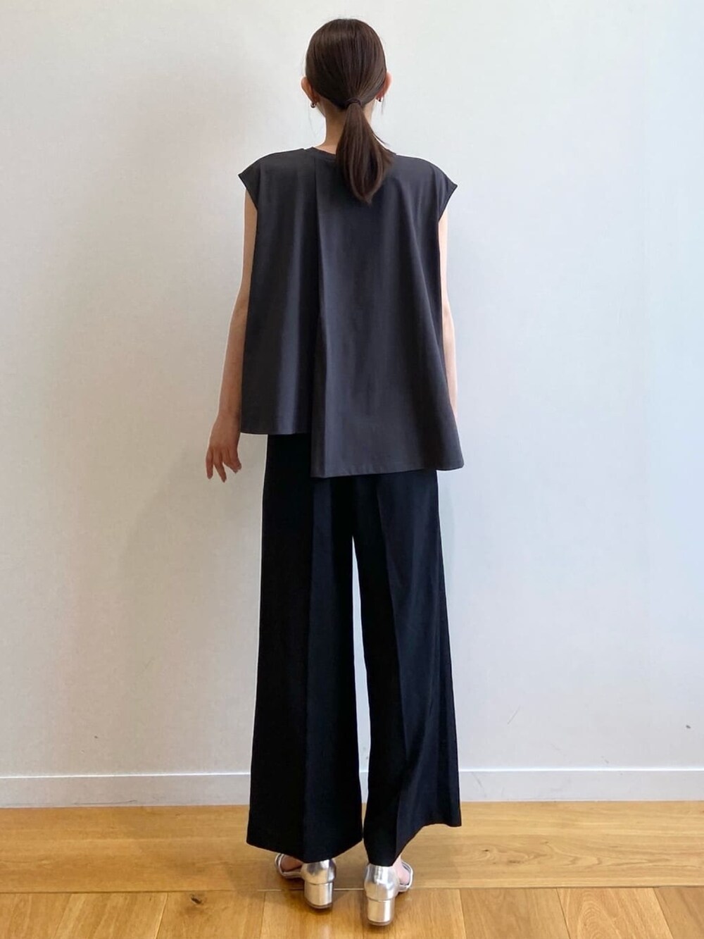 グレー系のTシャツ/カットソー、ブラック系のその他パンツ、シルバー系のサンダルを着用したレディースの夏コーディネートの4枚目の写真