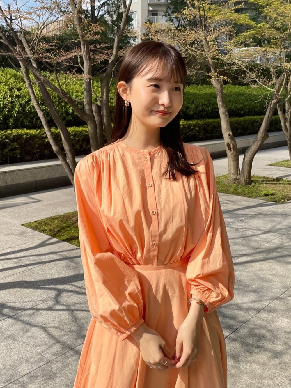 オレンジ系のシャツ/ブラウス、オレンジ系のスカート、ベージュ系のその他シューズを着用したレディースの春コーディネートの3枚目の写真