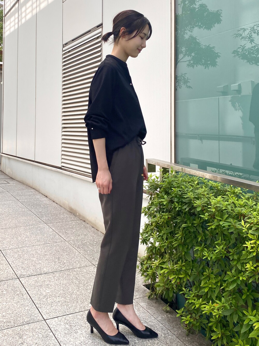 ブラック系のTシャツ/カットソー、グレー系のその他パンツ、ブラック系のパンプスを着用したレディースの秋コーディネートの2枚目の写真