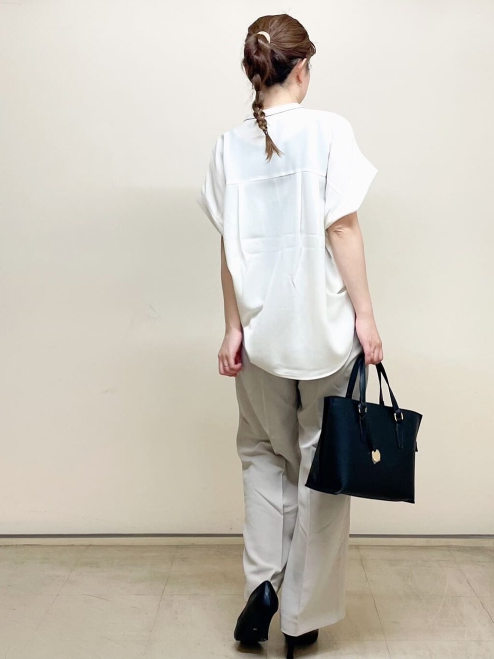 ホワイト系のシャツ/ブラウス、グレー系のその他パンツ、ブラック系のトートバッグを着用したレディースの春コーディネートの4枚目の写真