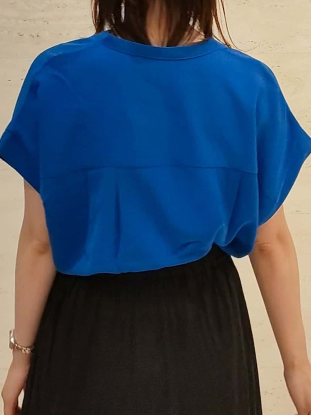 ブルー系のシャツ/ブラウス、ブラック系のスカート、ホワイト系のサンダルを着用したレディースの春コーディネートの5枚目の写真