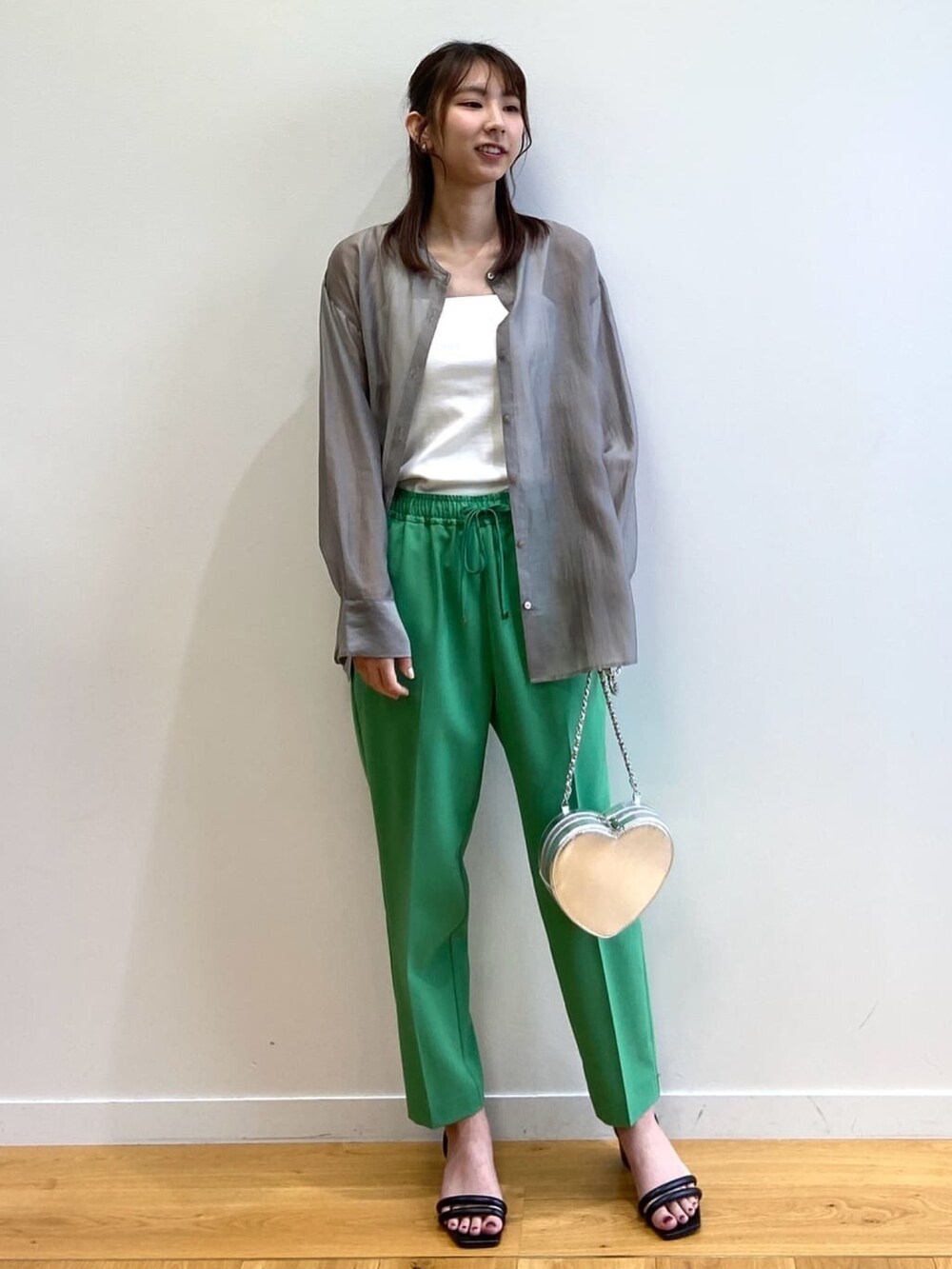 グレー系のシャツ/ブラウス、ホワイト系のタンクトップ、シルバー系のショルダーバッグを着用したレディースの春コーディネートの2枚目の写真