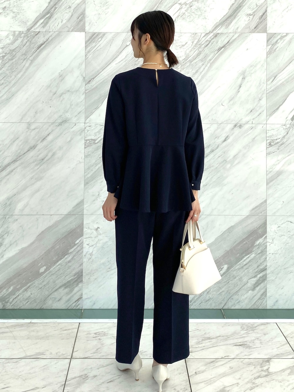 ホワイト系のパンプス、ブルー系のその他パンツ、ホワイト系のトートバッグを着用したレディースの春コーディネートの3枚目の写真