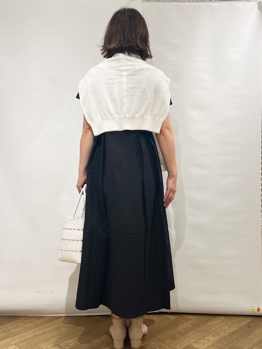 ブラック系のワンピース、ホワイト系のカーディガン/ボレロ、ホワイト系のトートバッグを着用したレディースの夏コーディネートの3枚目の写真