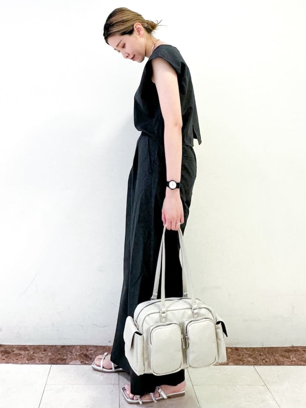 ホワイト系のカーディガン/ボレロ、ホワイト系のショルダーバッグ、シルバー系のサンダルを着用したレディースの夏コーディネートの3枚目の写真