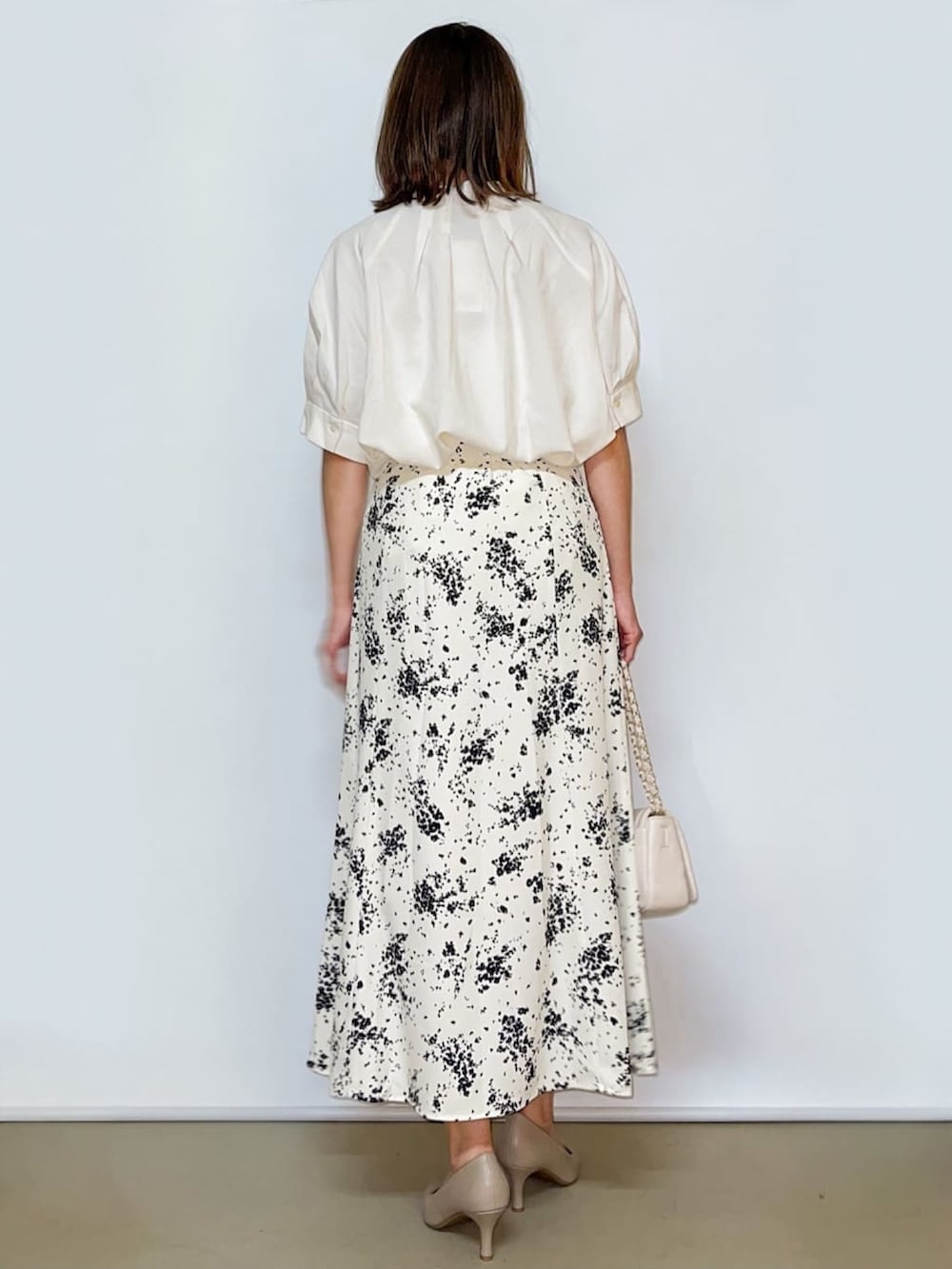 ホワイト系のシャツ/ブラウス、ホワイト系のスカート、ホワイト系のショルダーバッグを着用したレディースの夏コーディネートの6枚目の写真