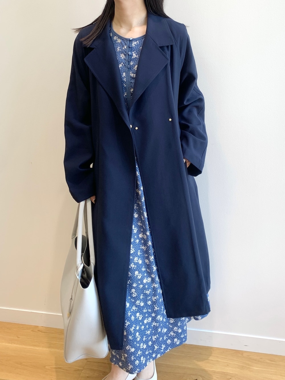 ブルー系のトレンチコート、ブルー系のワンピース、グレー系のトートバッグを着用したレディースの春コーディネートの4枚目の写真