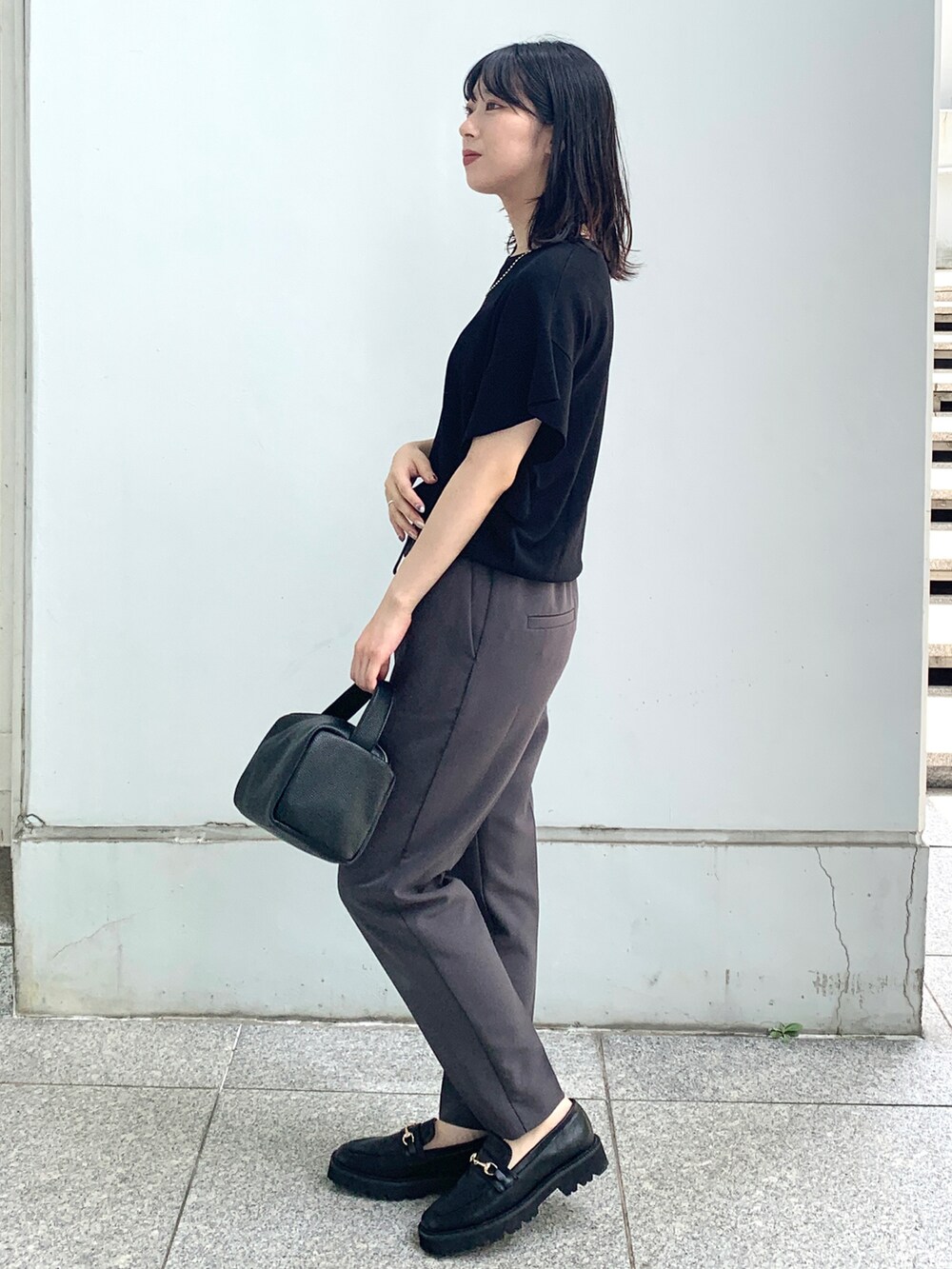 ブラック系のニット/セーター、ブラック系のその他パンツ、ブラック系のシューズを着用したレディースの夏コーディネートの2枚目の写真