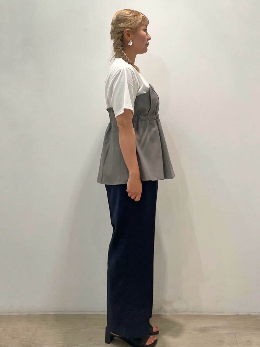 グレー系のTシャツ/カットソー、ブルー系のその他パンツ、ブラック系のサンダルを着用したレディースの夏コーディネートの4枚目の写真