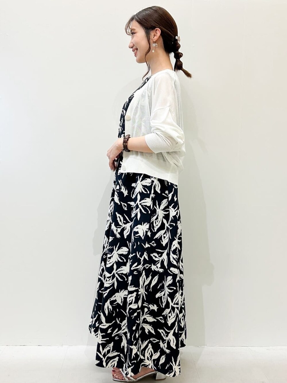 ホワイト系のカーディガン/ボレロ、ブルー系のワンピース、シルバー系のサンダルを着用したレディースの夏コーディネートの2枚目の写真