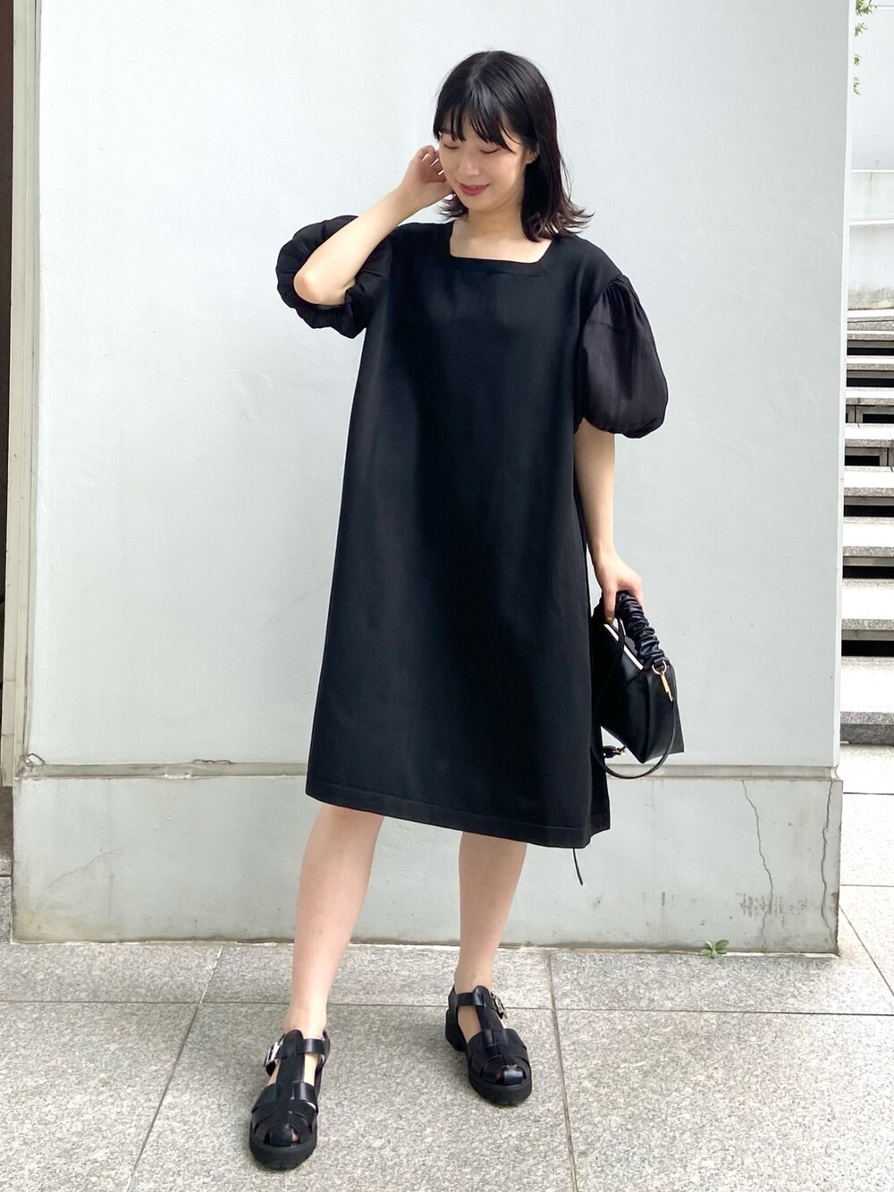 ブラック系のワンピース、ブラック系のサンダル、ブラック系のショルダーバッグを着用したレディースの夏コーディネートの2枚目の写真