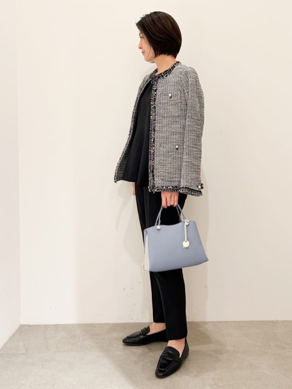 ブラック系のノーカラージャケット、ブラック系のシャツ/ブラウス、ブラック系のその他パンツを着用したレディースの春コーディネートの2枚目の写真